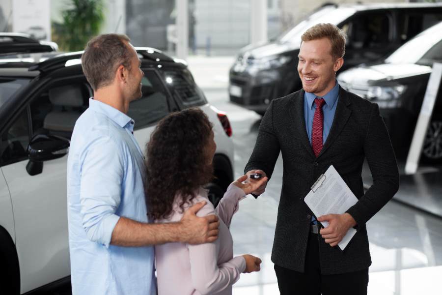 Couple getting an auto insurance 