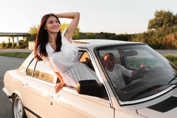 Woman getting out of the car´s window loking for arizona car insurance 